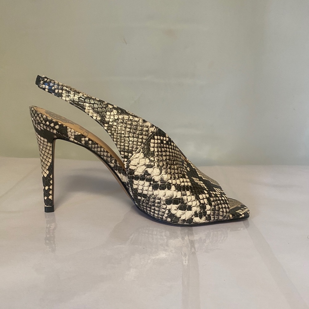 Vince Camuto Women 8.0 Saisha Snakeskin print leather Peep Toe Sandles